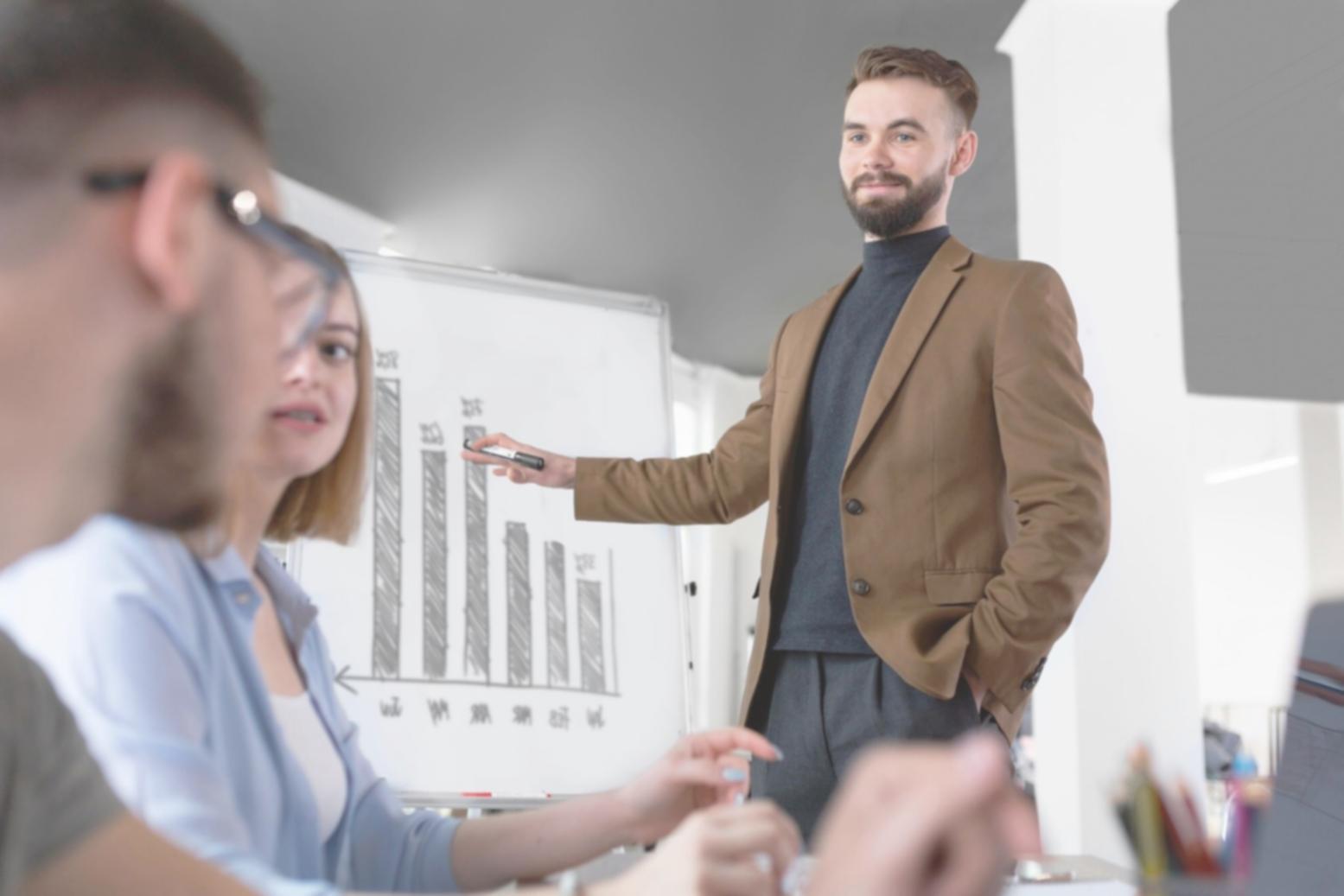 Equipo profesional de análisis financiero trabajando en consultoría especializada