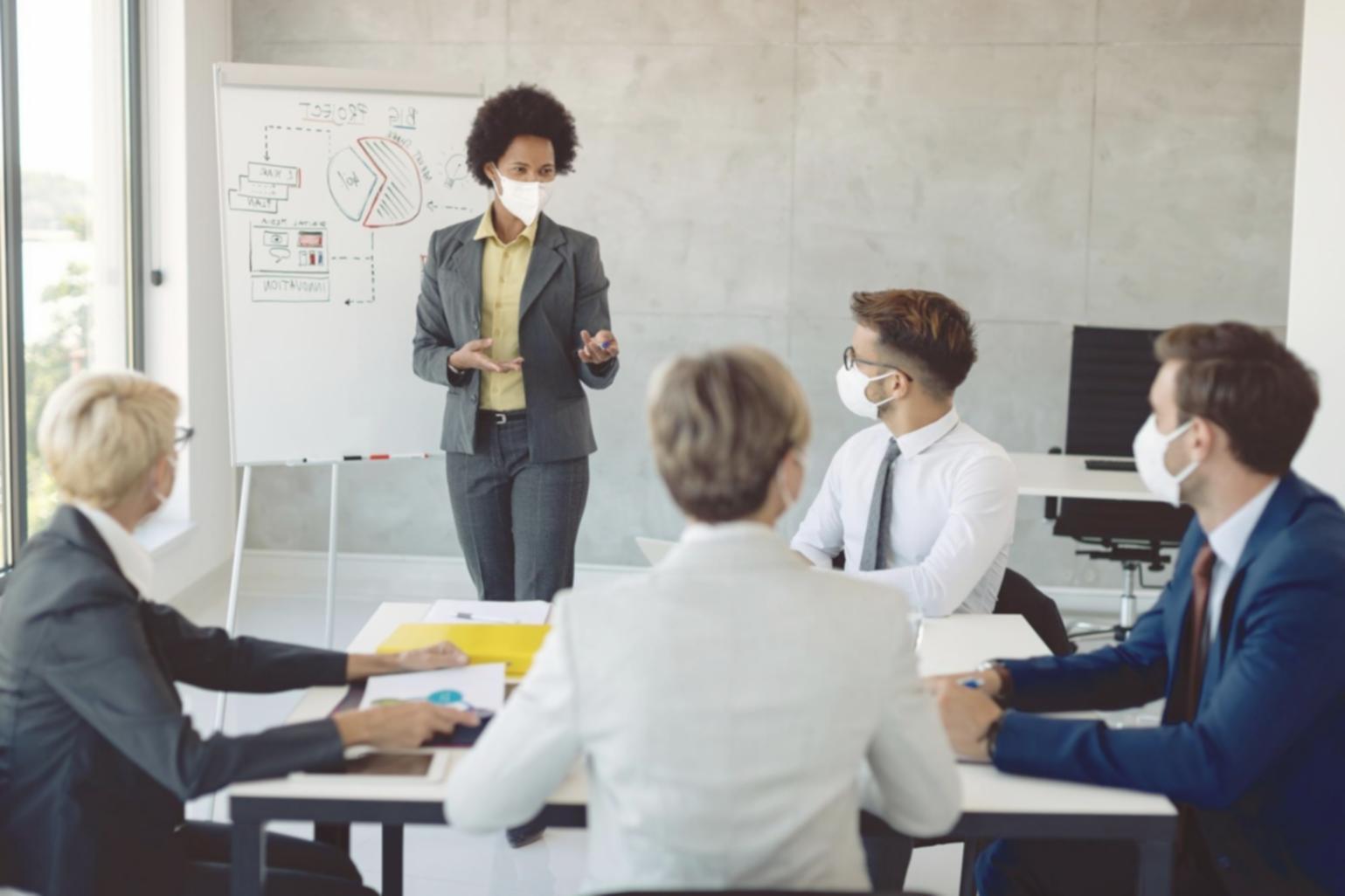 Estudiantes trabajando en análisis financiero con gráficos y datos reales